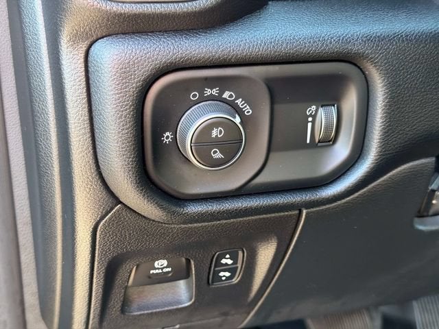 2022 RAM 1500 Big Horn Crew Cab 4x4 5'7" Box