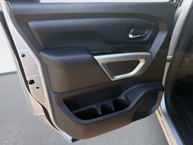 2017 Nissan TITAN SV