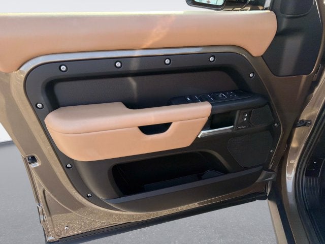 2025 Land Rover Defender X-Dynamic SE